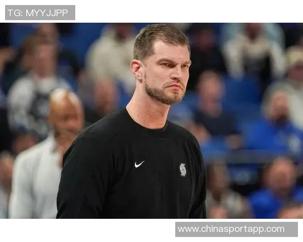 杨瀚森主动与阿夫迪亚交流翻译助力两人友好碰拳互动