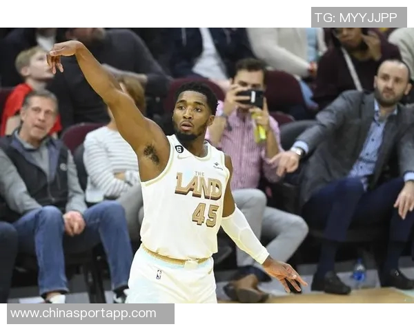 米切尔半场表现平平9投仅3中却凭罚球贡献15分助攻抢断展现全能能力 米切尔半场表现平平9投仅3中却凭罚球贡献15分助攻抢断展现全能能力